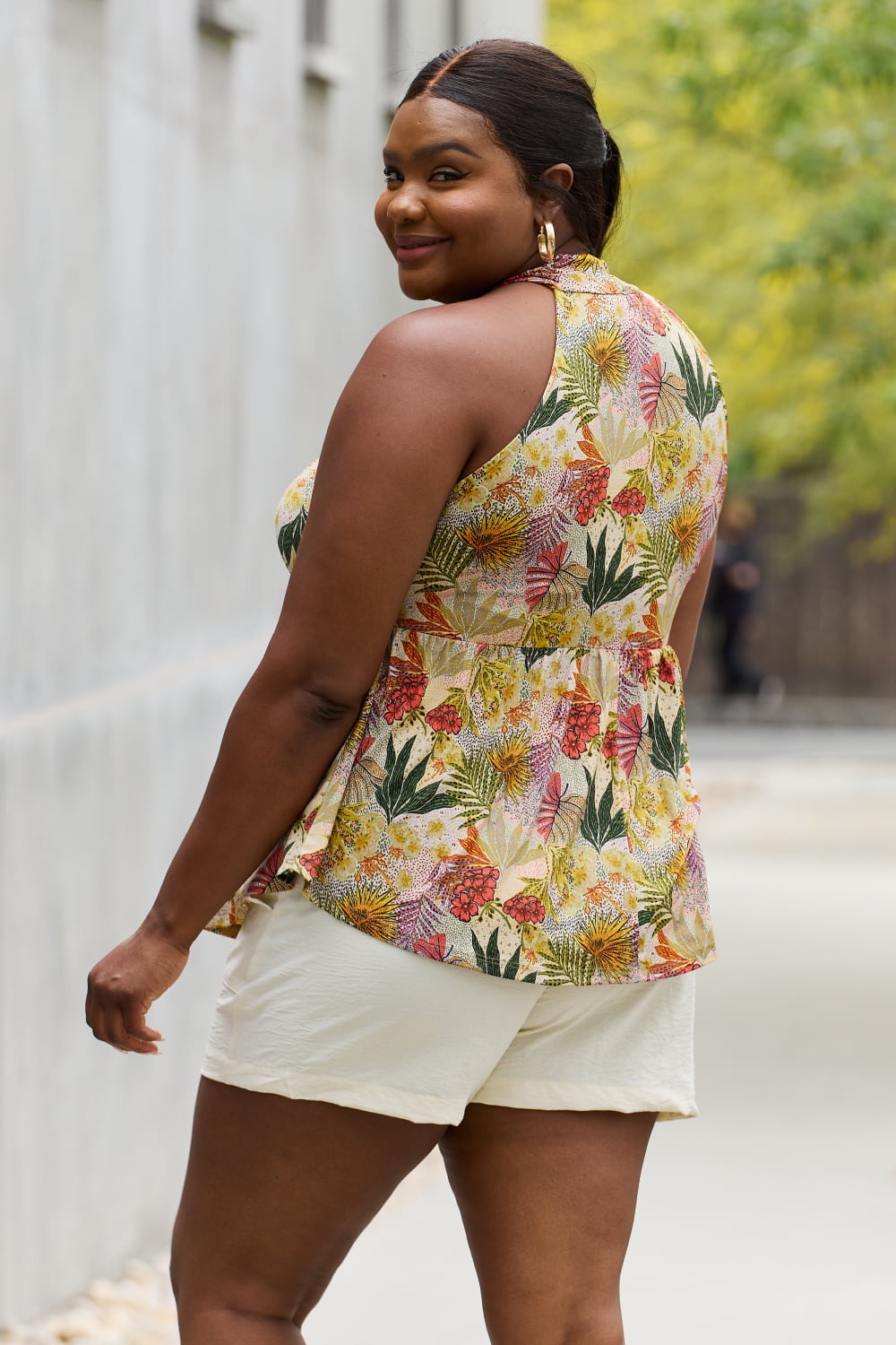 Tropical Floral Halter Top – Plus-Size Summer Style