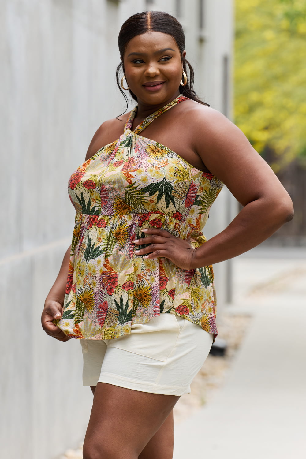 Tropical Floral Halter Top – Plus-Size Summer Style