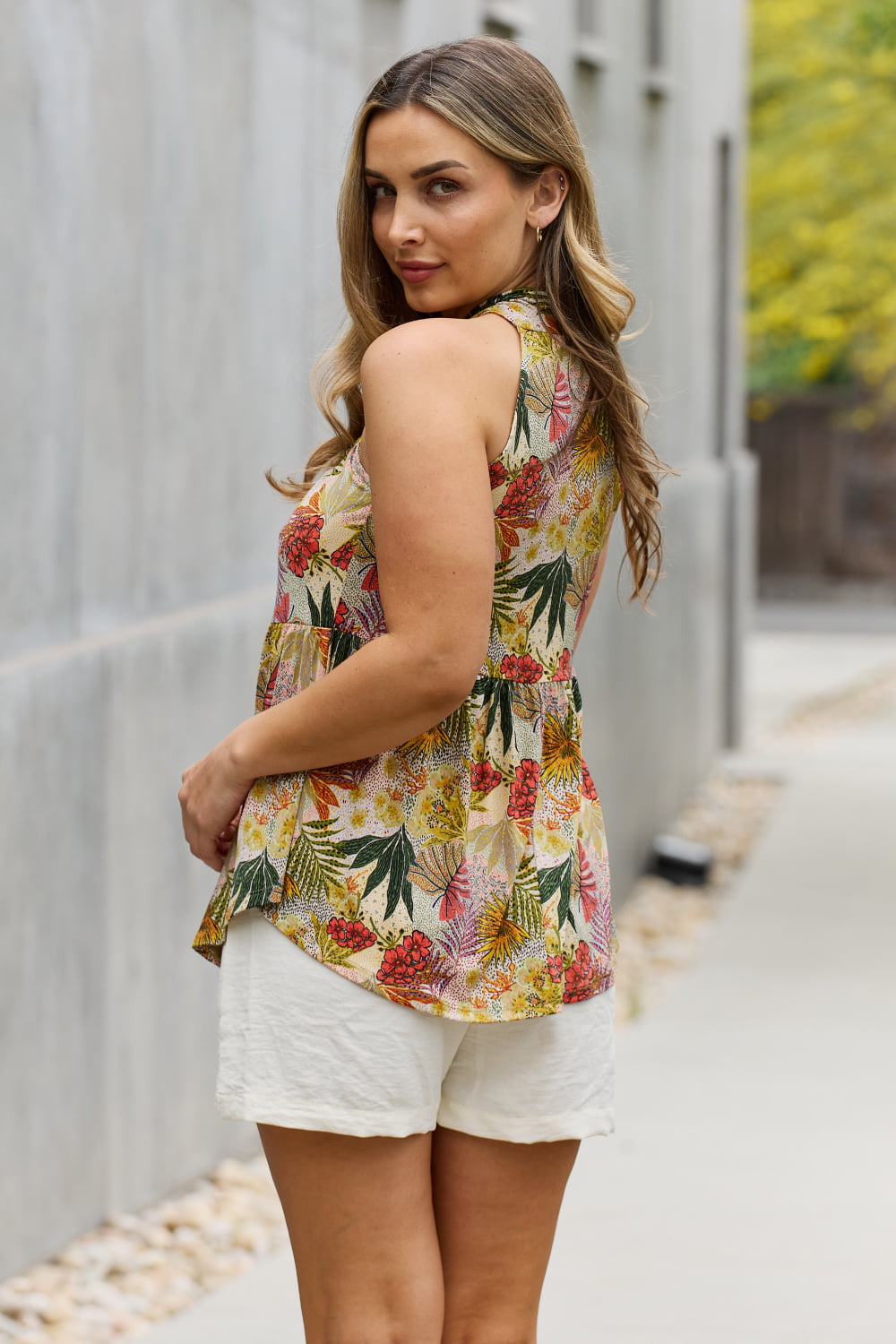 Tropical Floral Halter Top – Plus-Size Summer Style