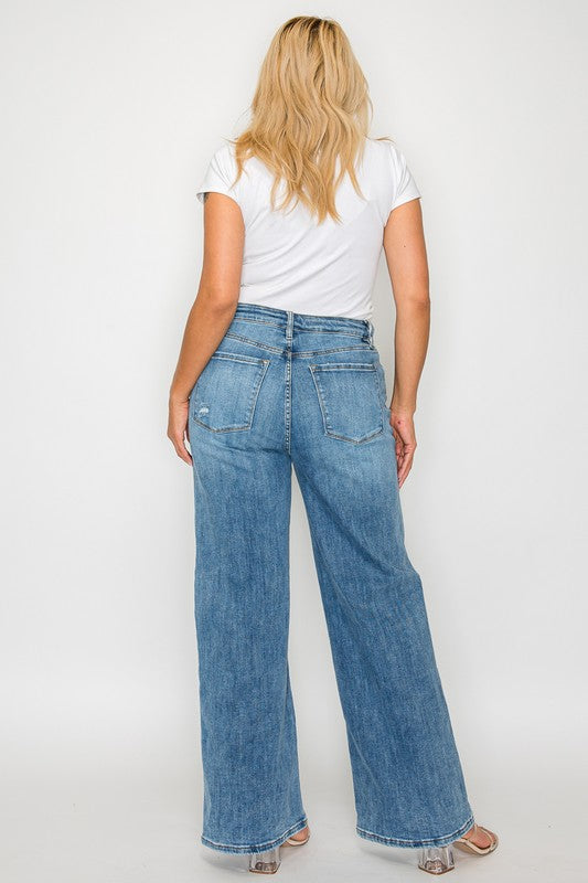 Classic Wide-Leg Denim Jeans – Timeless Style for Jetsetters