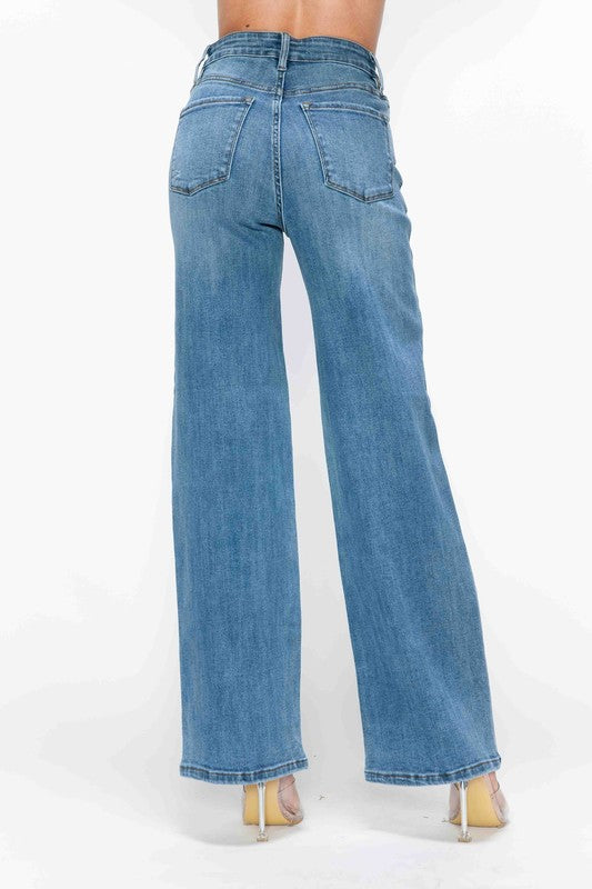 Classic Wide-Leg Denim Jeans – Timeless Style for Jetsetters